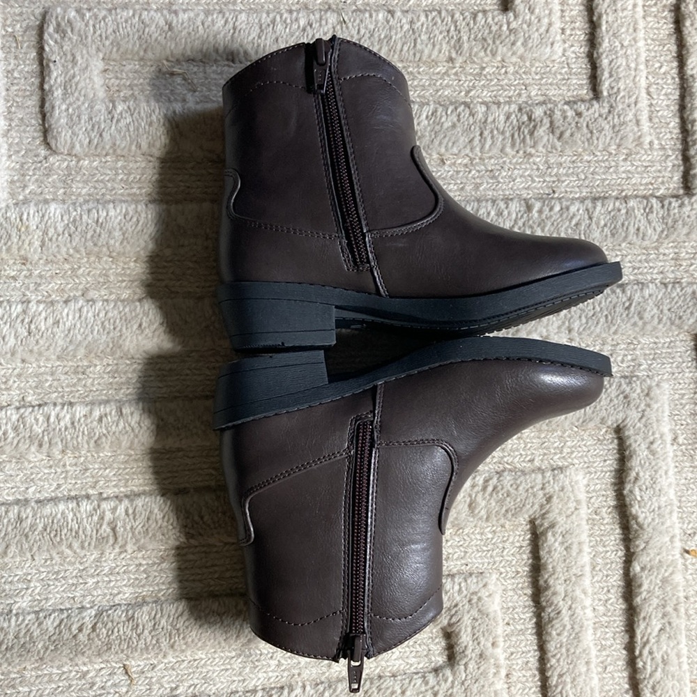 Kids brown boots!
